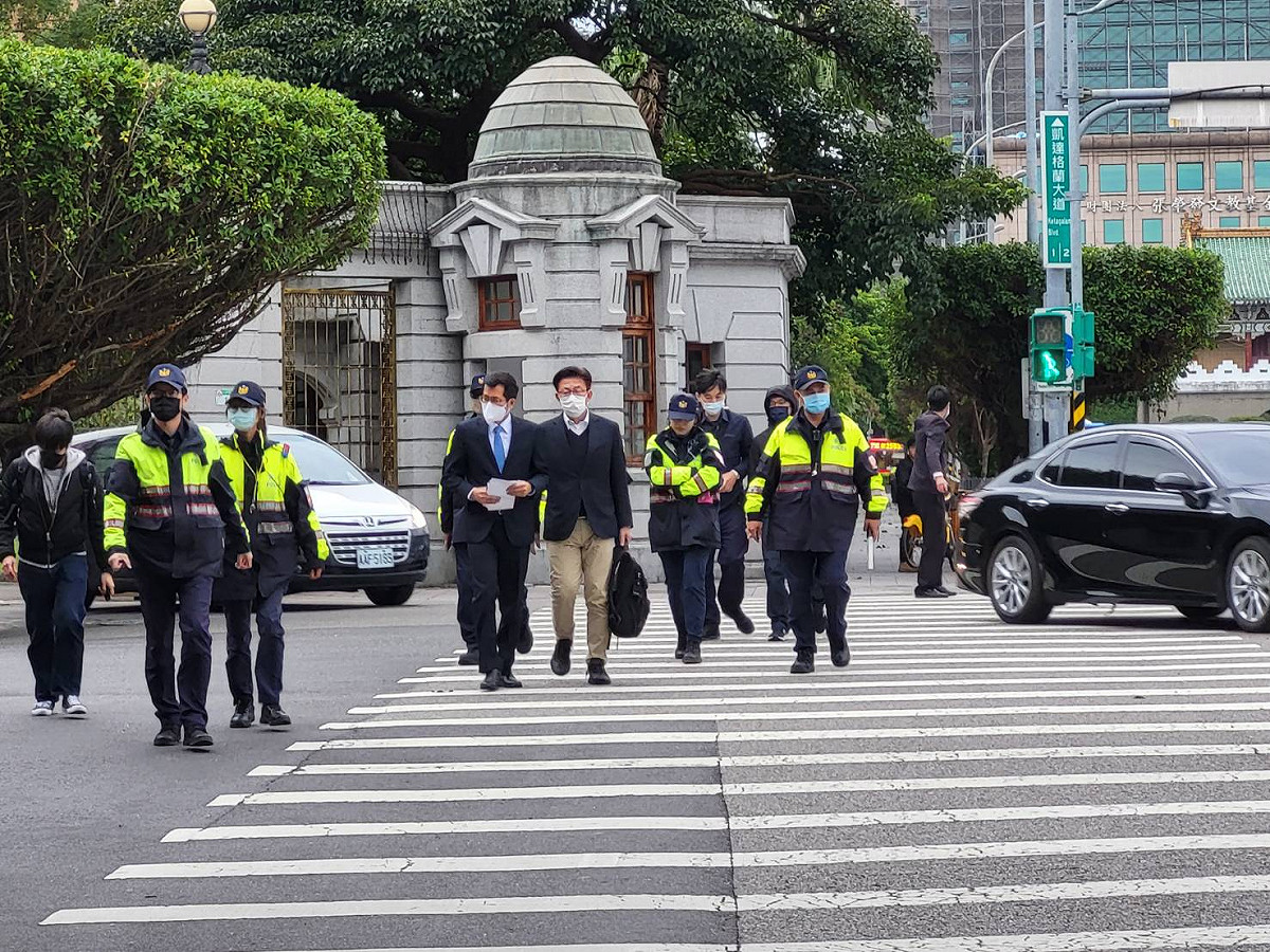蔡英文中午在台北賓館與綠委舉行便當會，圖為羅致政、黨團書記長郭國文。 圖：陳佩君／攝