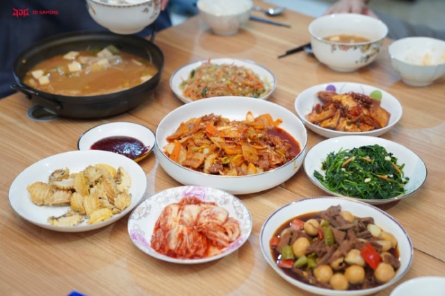 Ruler初來到JDG，戰隊幫他準備了許多韓式料理，有大醬湯、泡菜炒五花肉、炒雜菜等，不少網友看到紛紛喊「廚房阿姨真的太頂了」。 圖：翻攝自JDG微博