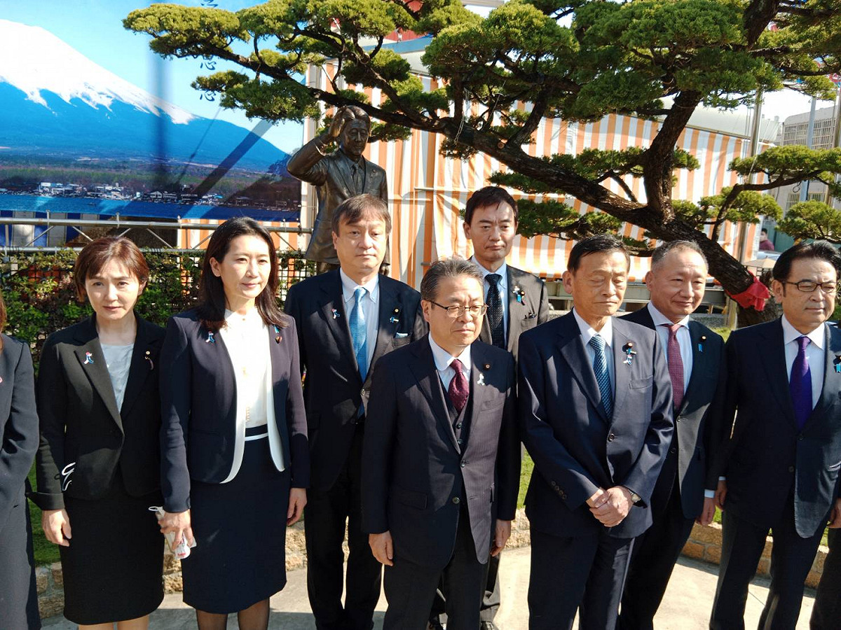 世耕弘成(前排左)與安倍派參議員在銅像前合影。 圖：孫家銘攝