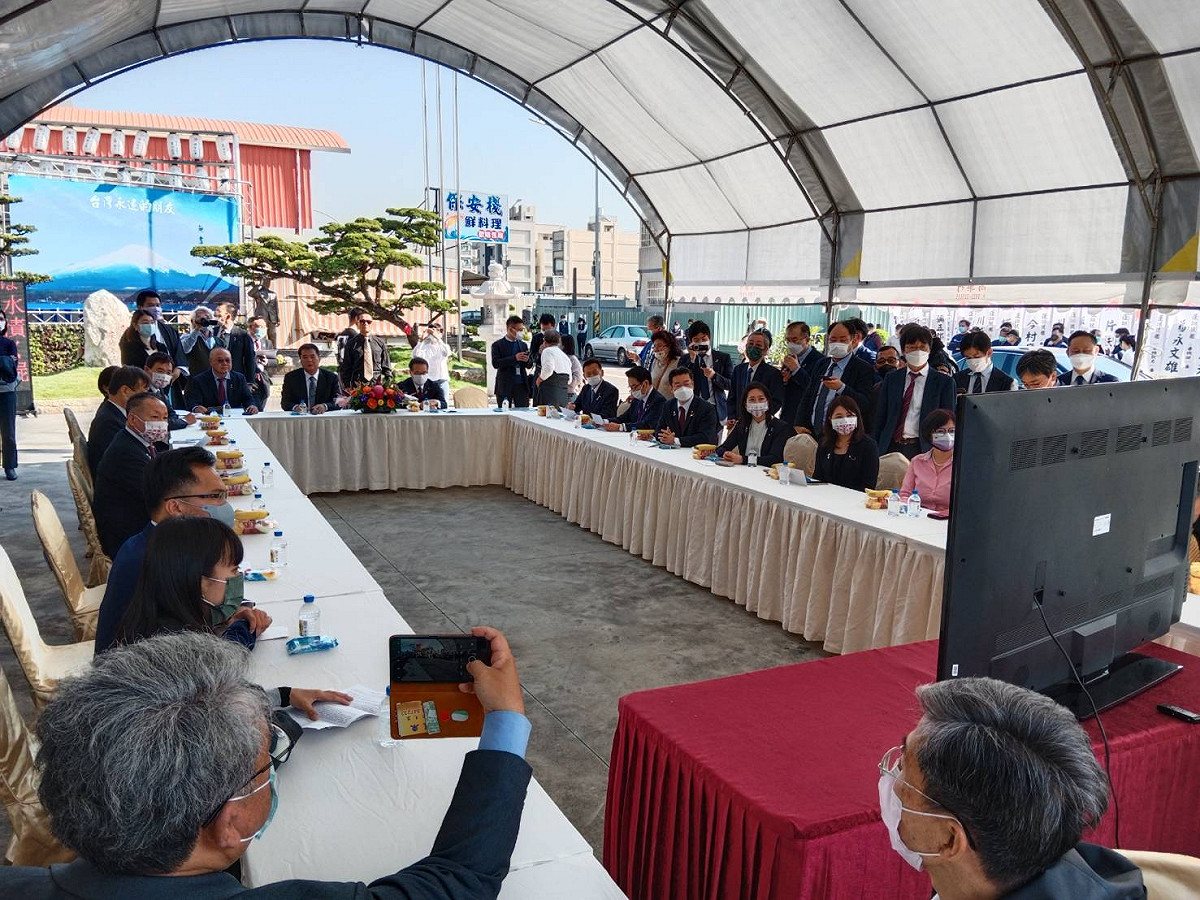保安堂與世耕弘成一行人交流。 圖：孫家銘攝