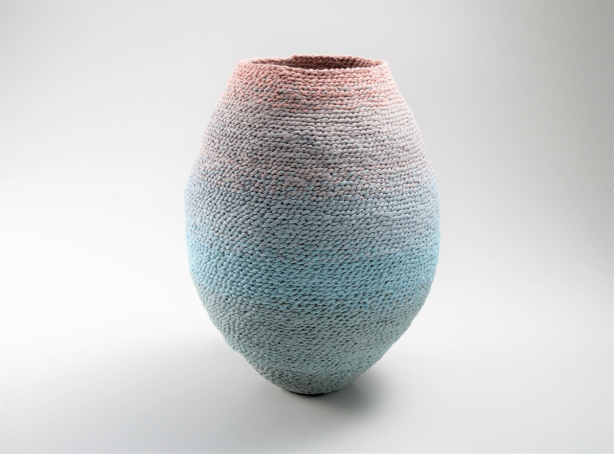 日本陶藝家釣光穗（Mitsuho Tsuri）透過猶如編織般的獨特創作手法，細膩地詮釋「瓶、甕系列」的生活陶器。 圖：鶯歌陶瓷博物館提供