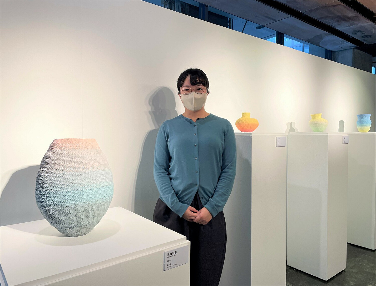 「編憶入裡－釣光穗陶藝個展」自即日起至112年1月29日，於鶯歌陶瓷博物館B1陶藝長廊展出17 組件嶄新的廚房及日常生活物品陶作。 圖：鶯歌陶瓷博物館提供