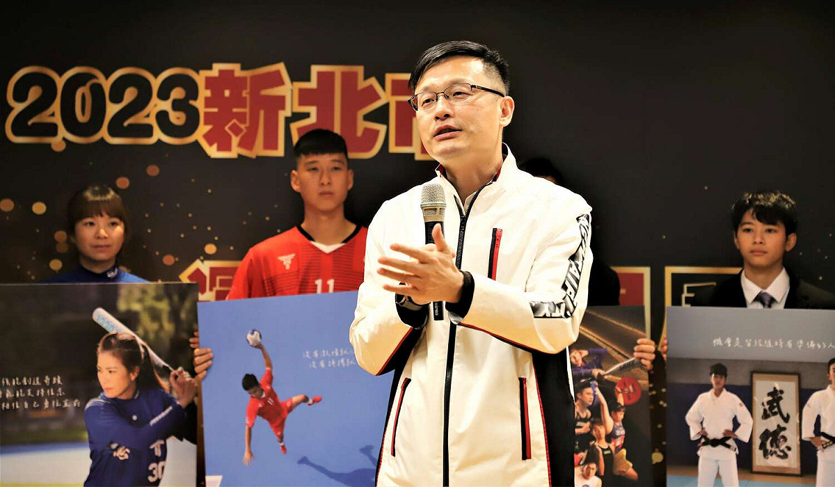 張明文表示，發行運動教練形象月曆，支持在選手背後默默付出的教練群，希望擁有夢想的教練風采也能被大家所看見。 圖：新北市教育局提供