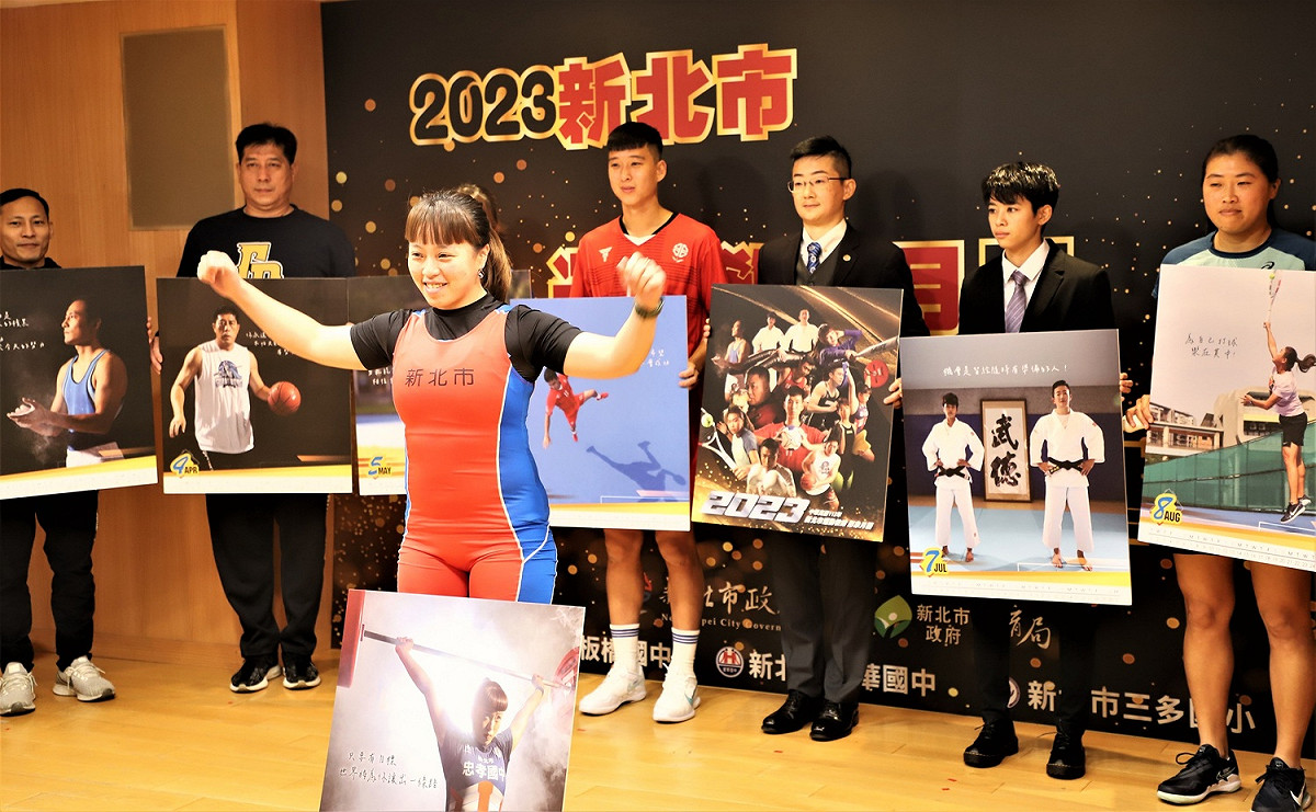 運動教練上台展示月曆－忠孝國中教練洪子惇。 圖：新北市教育局提供
