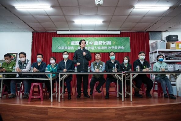 賴清德以客語「油桐葉落心毋死，留取枝梢再逢春」，鼓勵民眾「可以失敗，不能失志」。 圖：翻攝賴清德臉書