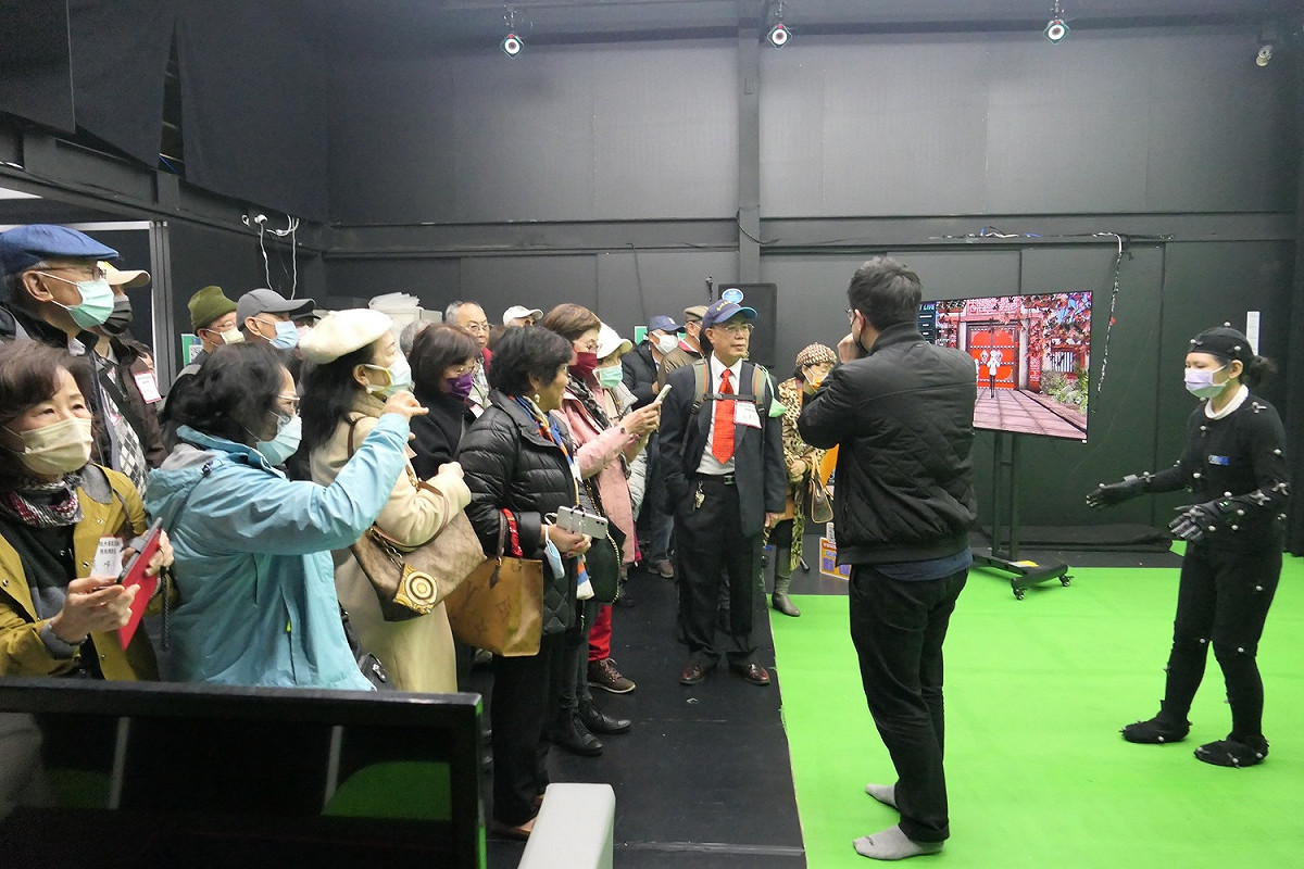 醒吾科大第三屆畢業校友參觀光學動作捕捉攝影棚，每位校友對光學動作捕捉系統興趣極高。 圖：醒吾科大提供