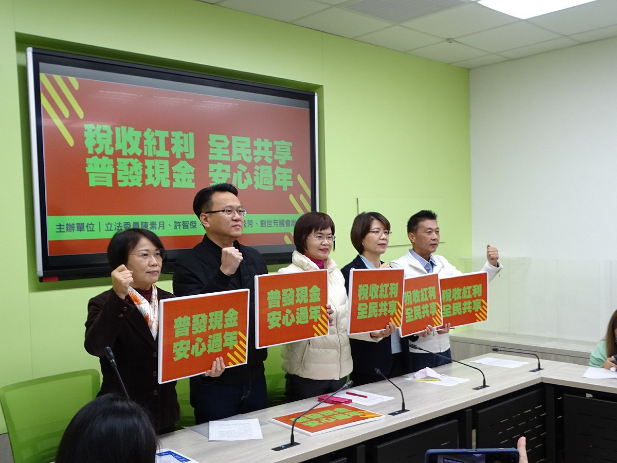立委劉世芳、陳素月、許智傑、黃秀芳與莊競程公開呼籲要政府普發現金或消費券。 圖：翻攝自劉世芳臉書