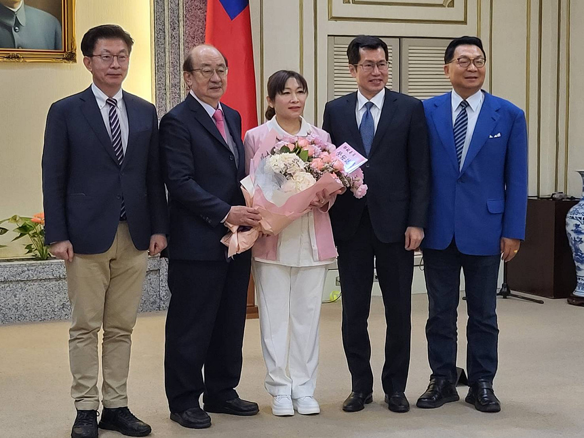 民進黨團幹部獻花給陳靜敏。 圖：陳佩君／攝