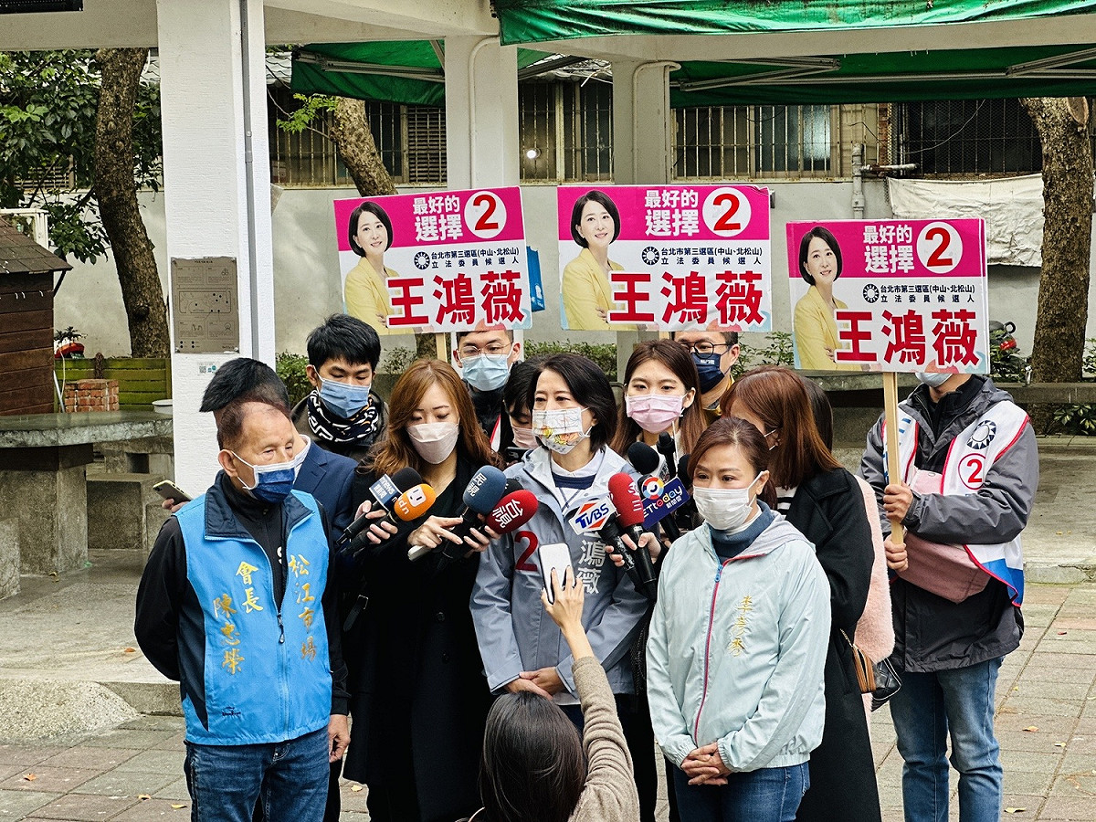 王鴻薇上午受訪，被問及張淑娟控告周玉蔻一事。 圖：王鴻薇辦公室/提供