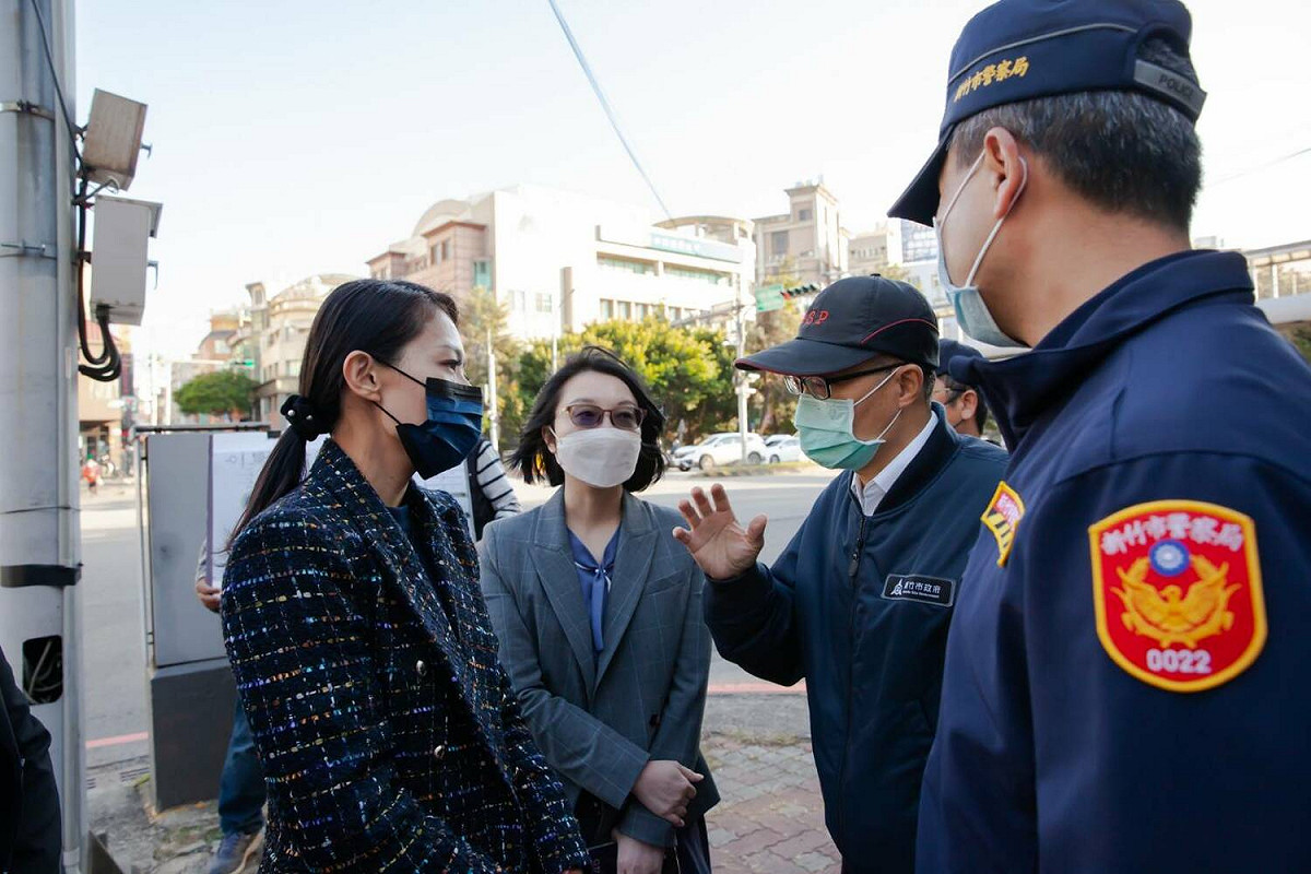 新竹市長高虹安聽取警察局的工作報告。 圖：新竹市府提供