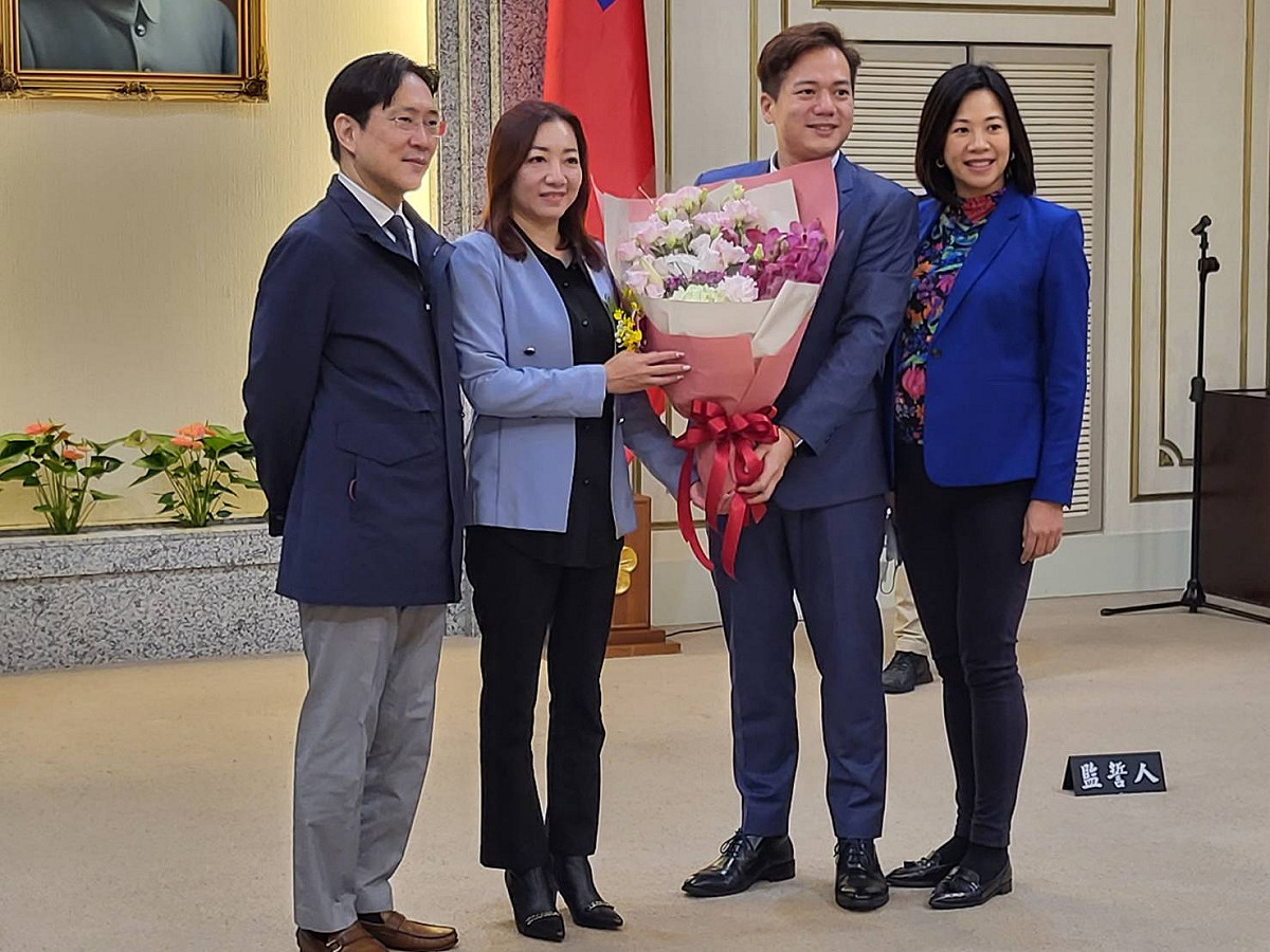 陳婉惠(左二)今赴立法院宣示就職。 圖:陳佩君/攝