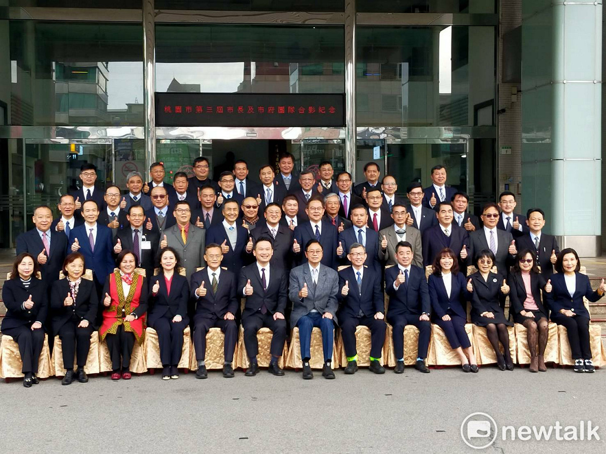 張善政與桃園市府各局處長在市府大樓前合影。 圖：林昀真／攝