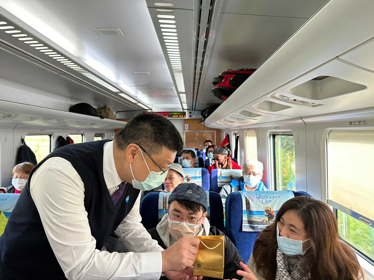 台鐵局局長杜微及台東站站長分別在車上向旅客致意，並致贈紀念品。 圖：交通部台灣鐵路管理局／提供
