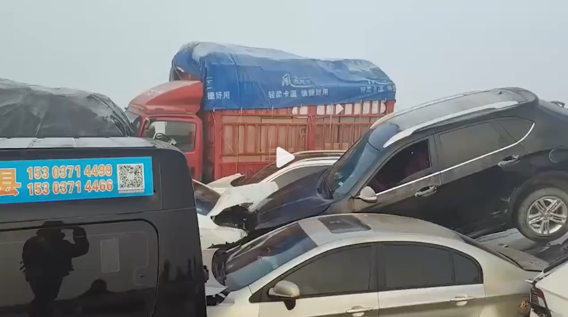 追撞時車速過快，導致部分車輛層層堆疊。 圖：翻攝自 微博