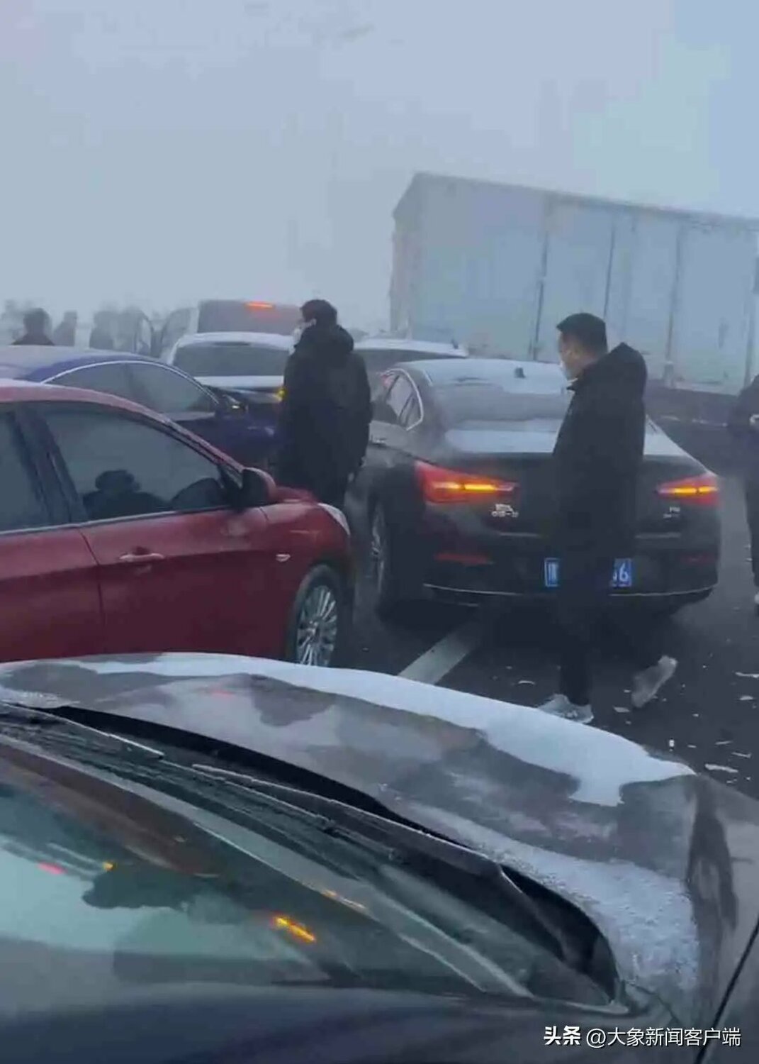 本次事故影響範圍長達數公里，超過 200 輛車受困。 圖：翻攝自推特