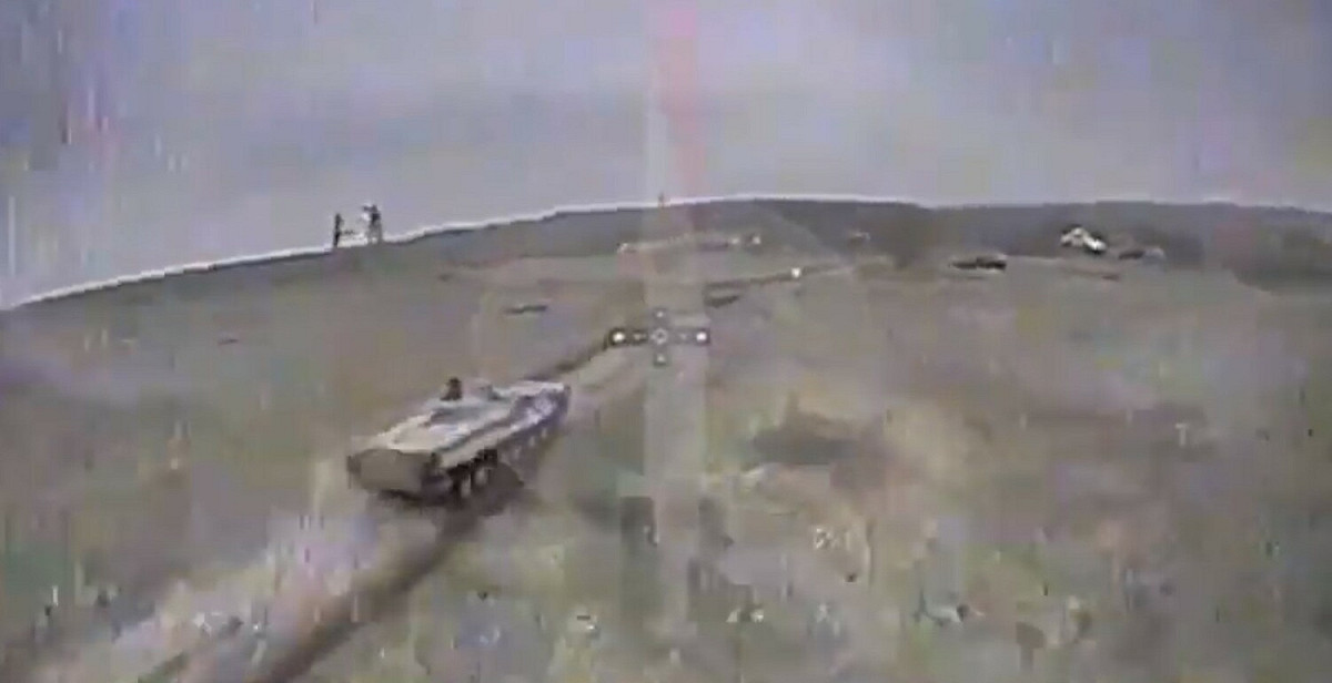 烏軍使用「FPV 穿越機」攻擊俄軍戰車的「第一人稱」畫面。 圖:翻攝自推特