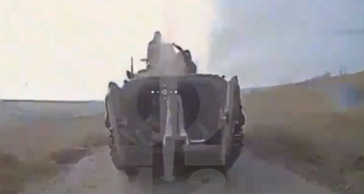 烏軍使用「FPV 穿越機」攻擊俄軍戰車的「第一人稱」畫面。 圖:翻攝自推特