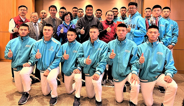 侯友宜（第2排右3）頒贈80萬元獎勵金嘉勉球員及教練，期勉今年大放異彩的穀保家商青棒隊再接再厲。 圖：新北市教育局提供