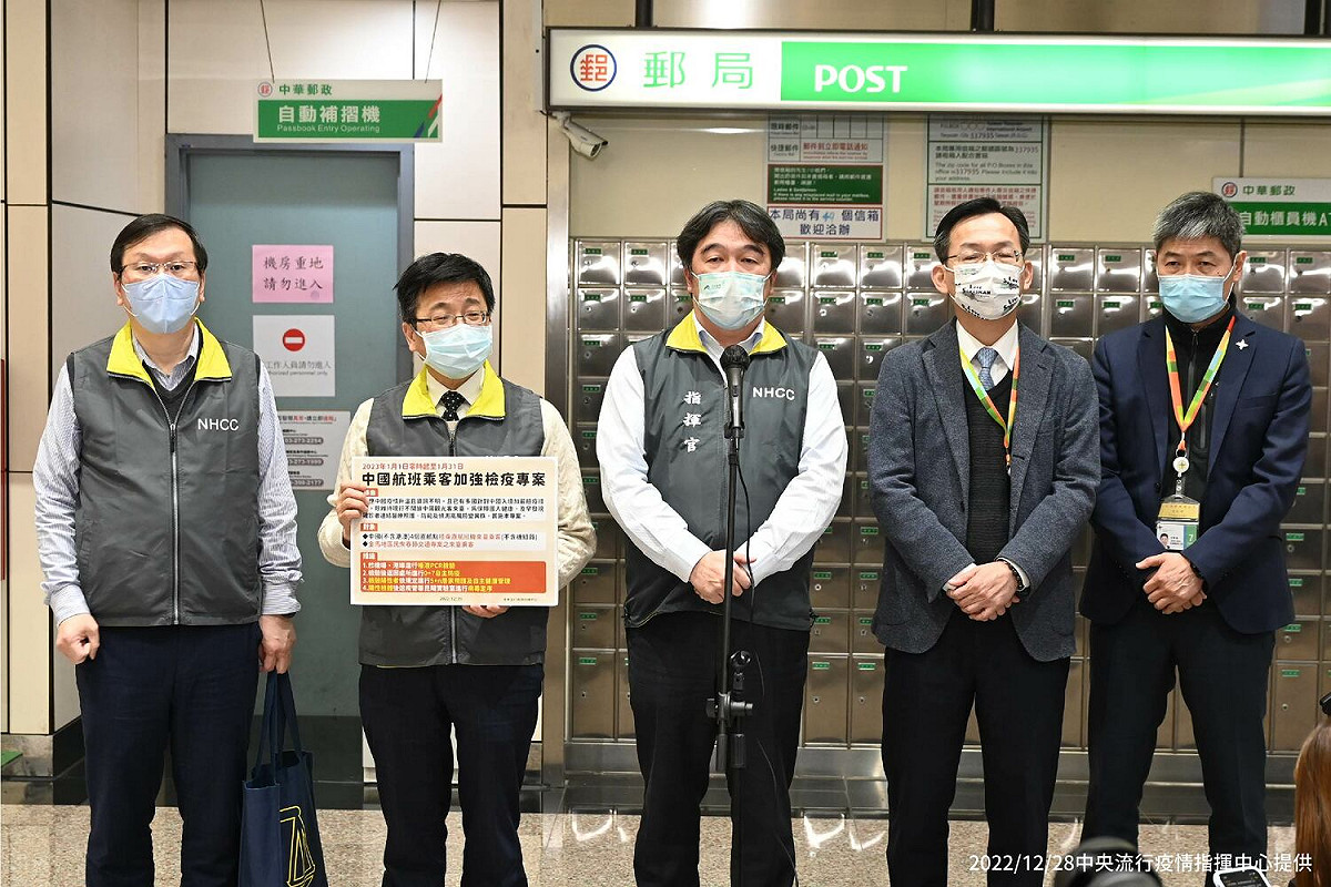 中央流行疫情指揮中心今(28)日宣布，明年1月1日零時起針對中國入境旅客加強篩檢。指揮中心王必勝指揮官於今(28)日視察桃園機場，說明中國航班乘客加強檢疫專案。 圖：中央流行疫情指揮中心/提供