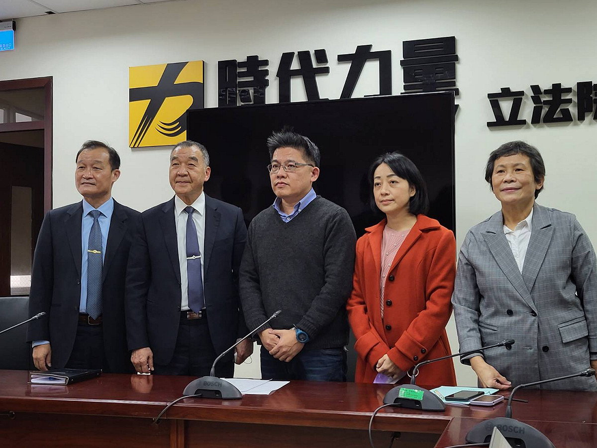 邱國正下午拜會時力黨團。 圖：陳佩君／攝