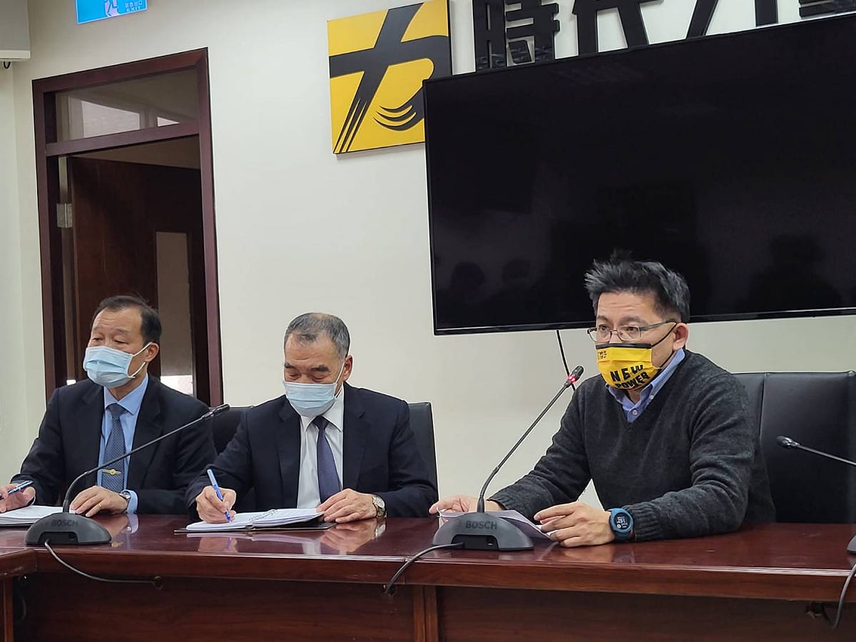 邱國正下午拜會時力黨團。 圖：陳佩君／攝