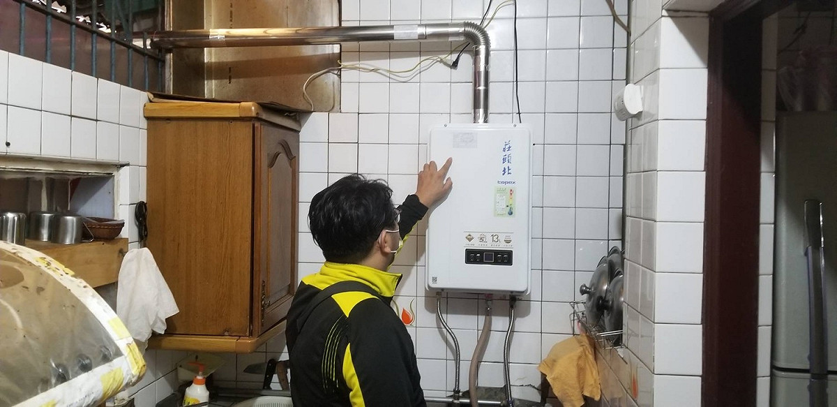 民眾應正視熱水器的安裝環境，千萬不能安裝在屋內或陽台加蓋等空間。 圖：新北市消防局提供