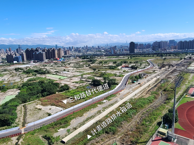 三和路替代便道於今年7月啟用，其右側為30米計畫道路路面下方正在施作的排水箱涵。 圖：新北市地政局提供