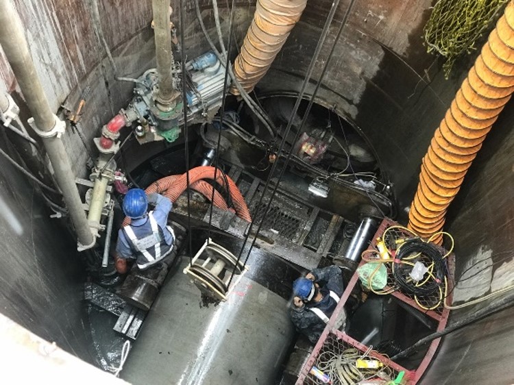 工程團隊進入立坑，以潛盾機進行地下汙水管線推管工作。 圖：新北市地政局提供