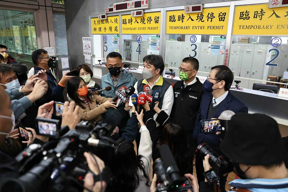 我方宣布將針對來自中國，以及利用金馬地區春節交通專案的來台旅客加強篩檢，但仍有立委憂心，希望指揮中心能夠連港澳遊客也納入嚴格控管。 圖：翻攝自王必勝臉書