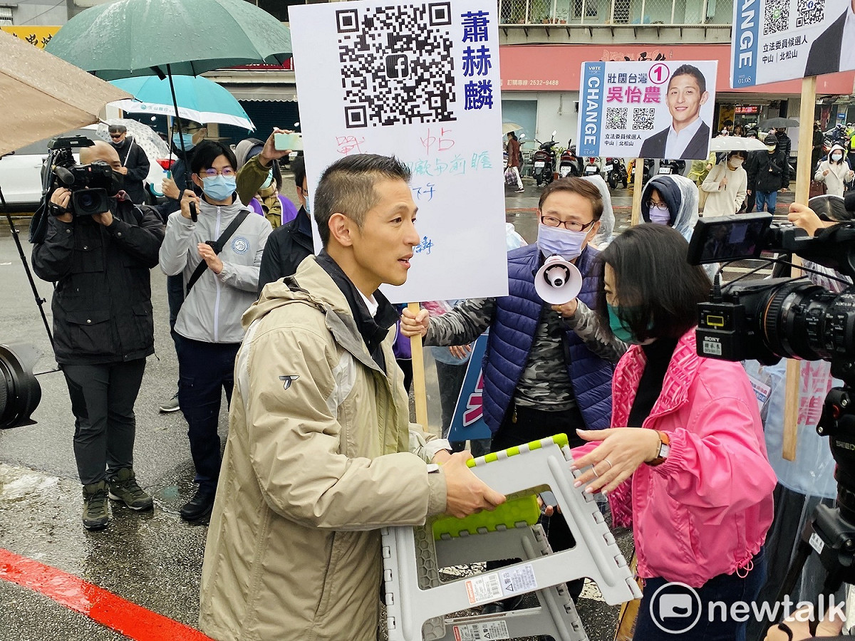 民進黨立委補選候選人吳怡農今早站路口遇到無黨籍對手蕭赫麟突襲下戰帖要求辯論。 圖：周煊惠 / 攝