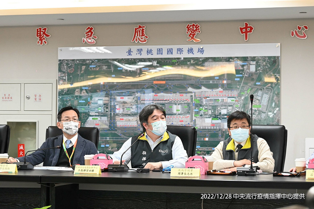 指揮中心王必勝指揮官於(28)日視察桃園機場，並針對中國航班乘客加強檢疫專案進行討論。 圖：中央流行疫情指揮中心/提供