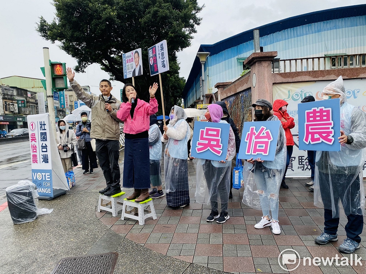民進黨立委補選候選人吳怡農今在立委吳思瑤陪同下站路口。 圖：周煊惠 / 攝