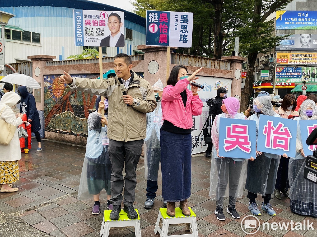 民進黨立委補選候選人吳怡農今在立委吳思瑤陪同下站路口。 圖：周煊惠 / 攝