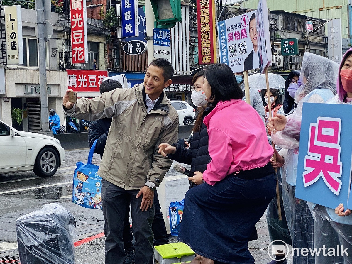 民進黨立委候選人吳怡農、立委吳思瑤與民眾合影。 圖：周煊惠 / 攝