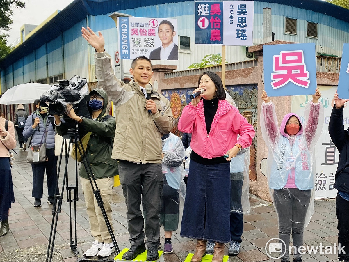 民進黨立委候選人吳怡農、立委吳思瑤合體站路口。 圖：周煊惠 / 攝