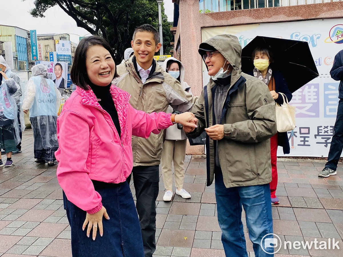 前中研院研究員、台灣民間真相與和解促進會的理事長吳乃德(右側身著連帽外套者)。圖為北市立委補選時，吳乃德探望代表民進黨參選的兒子吳怡農；當日吳怡農邀請同黨立委吳思瑤街頭拜票。 圖：周煊惠 / 攝(資料照片)