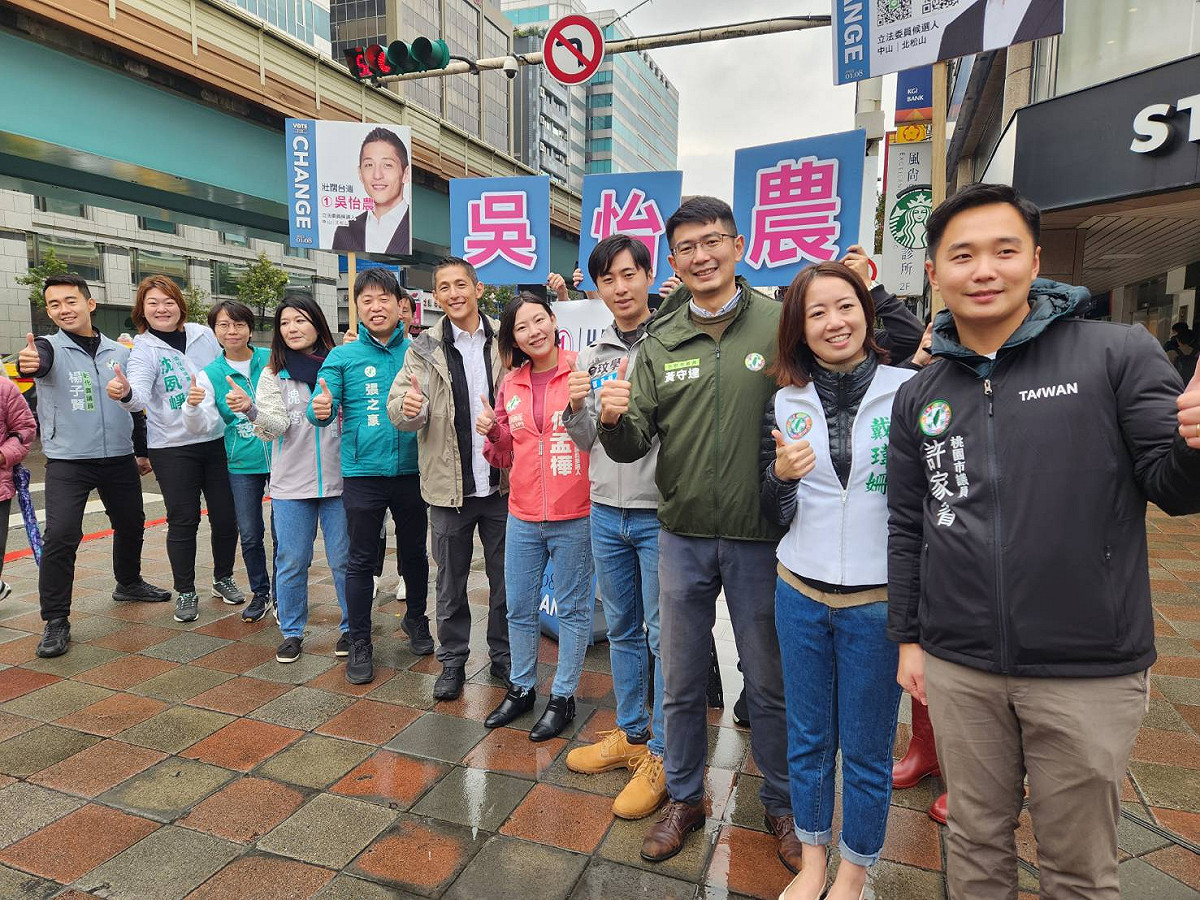 民進黨立委候選人吳怡農合體10位從南到北的議員一起站路口。 圖：吳怡農競選團隊 / 提供