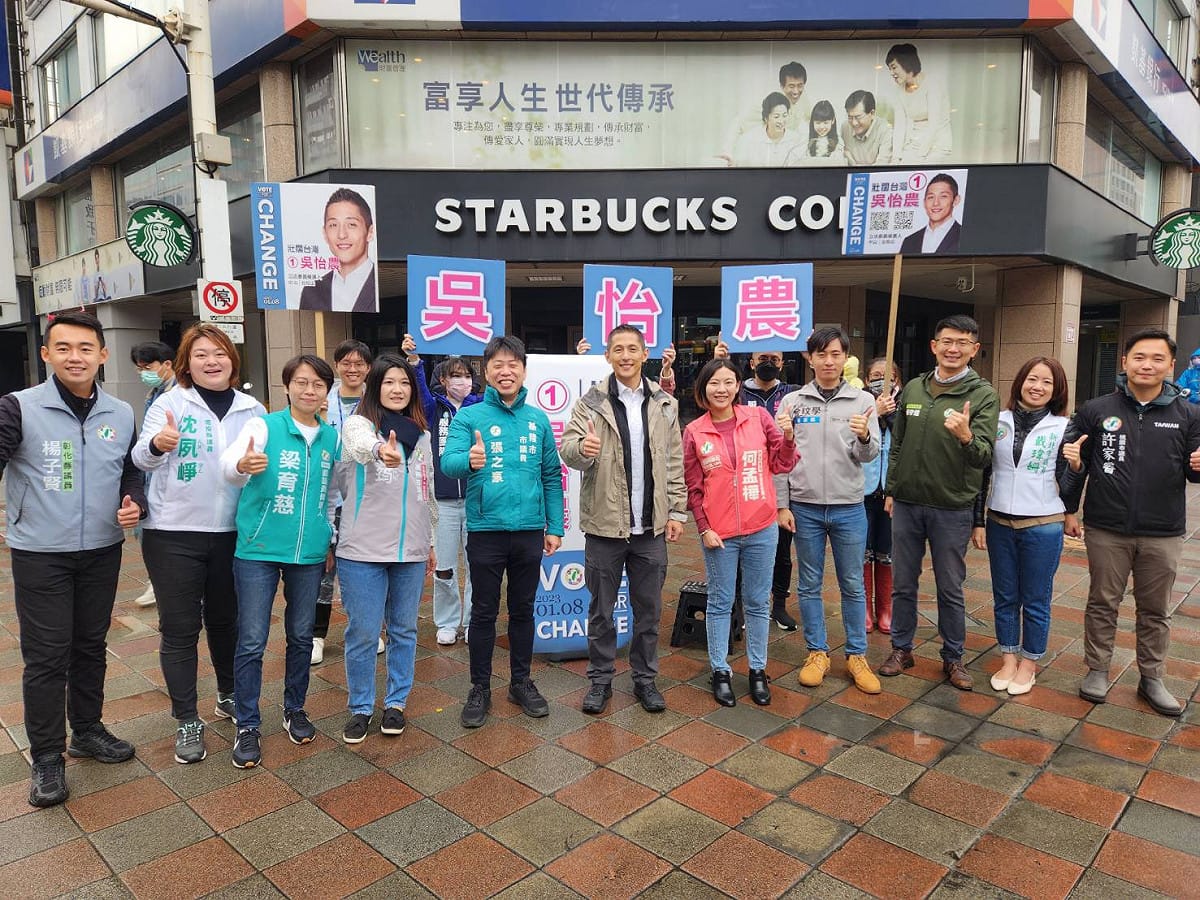 民進黨立委候選人吳怡農合體10位從南到北的議員一起站路口。 圖：吳怡農競選團隊 / 提供