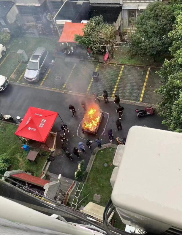 中國網友po文指親人過世後被測出陽性，卻遲遲無法與殯儀館、火葬場取得聯繫，只好在自家小區焚燒屍體。 圖：翻攝自推特 @moreless