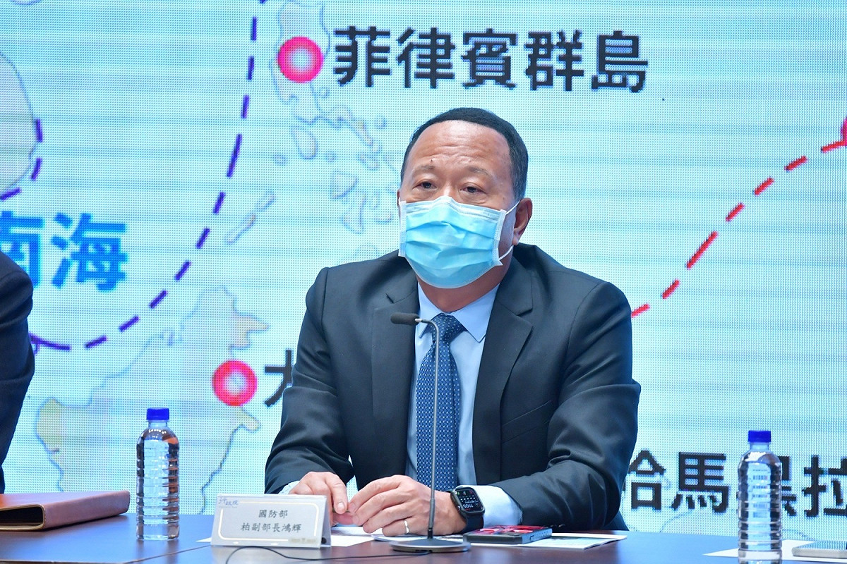 國防部副部長柏鴻輝今（29）天表示，志願役與義務役薪俸的差距為1萬5到3萬不等，而且軍中升遷制度完善，鼓勵志願役同仁積極向上爭取職務，薪資結構自然就會調節。 圖：行政院提供