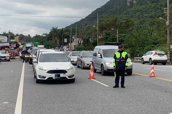 為避免民眾塞車，交通部公路局公告省道、觀光景點易塞路段及管制措施，提醒民眾連假外出避開壅塞路段。（示意圖) 圖：取自花蓮新城警分局