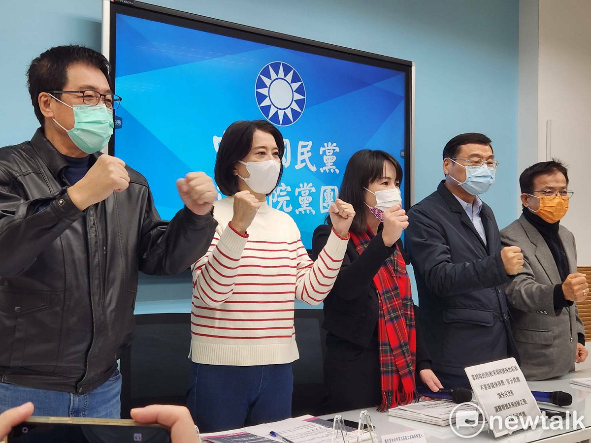 國民黨團召開記者會，呼籲政府還稅於民。 圖：黃建豪/攝