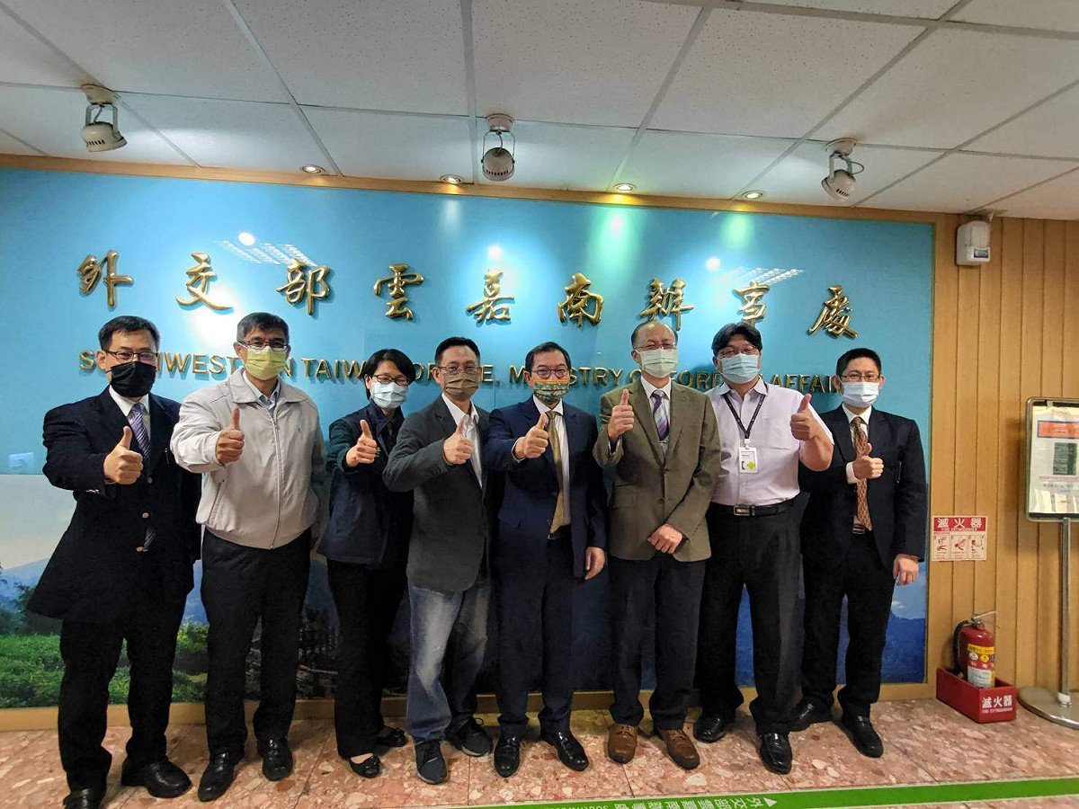 外交部雲嘉南辦事處慶祝成立10週年，逢邊境檢疫鬆綁，週末加班為民眾趕製護照。 圖：移民署嘉義市服務站/提供