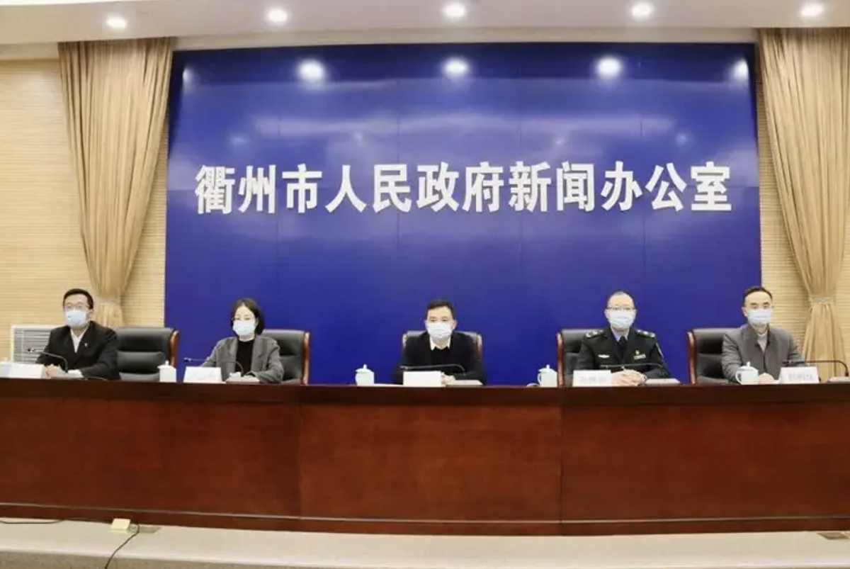 衢州市人民政府新聞辦公室舉行疫情記者會，公布自 12 月 7 日至 12 月 27 日 24 時，累計檢出陽性感染者 21 萬例。 圖：翻攝自衢州發佈