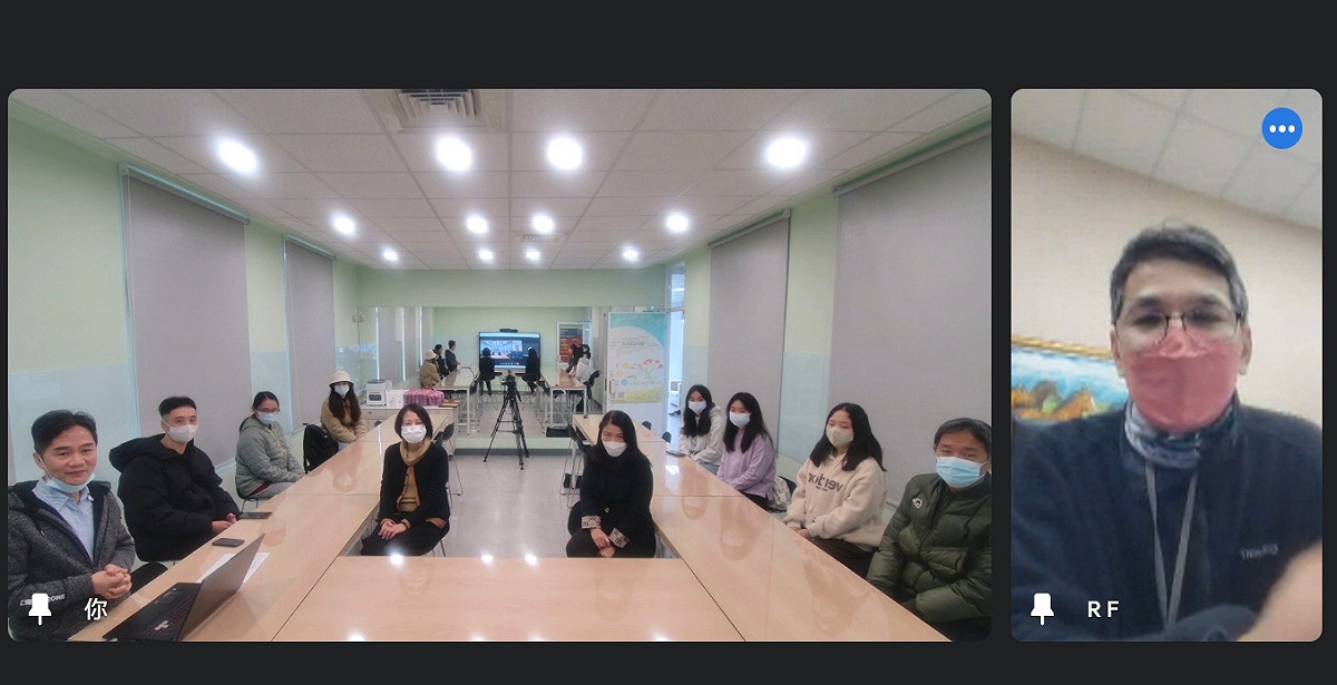 醒吾科大應英系與久鑫公益基金會董事長陳章南（右）視訊會議，陳章南分享自己從小家境不好一路走到現在，希望學生們未來也能幫助別人。 圖：醒吾科大提供