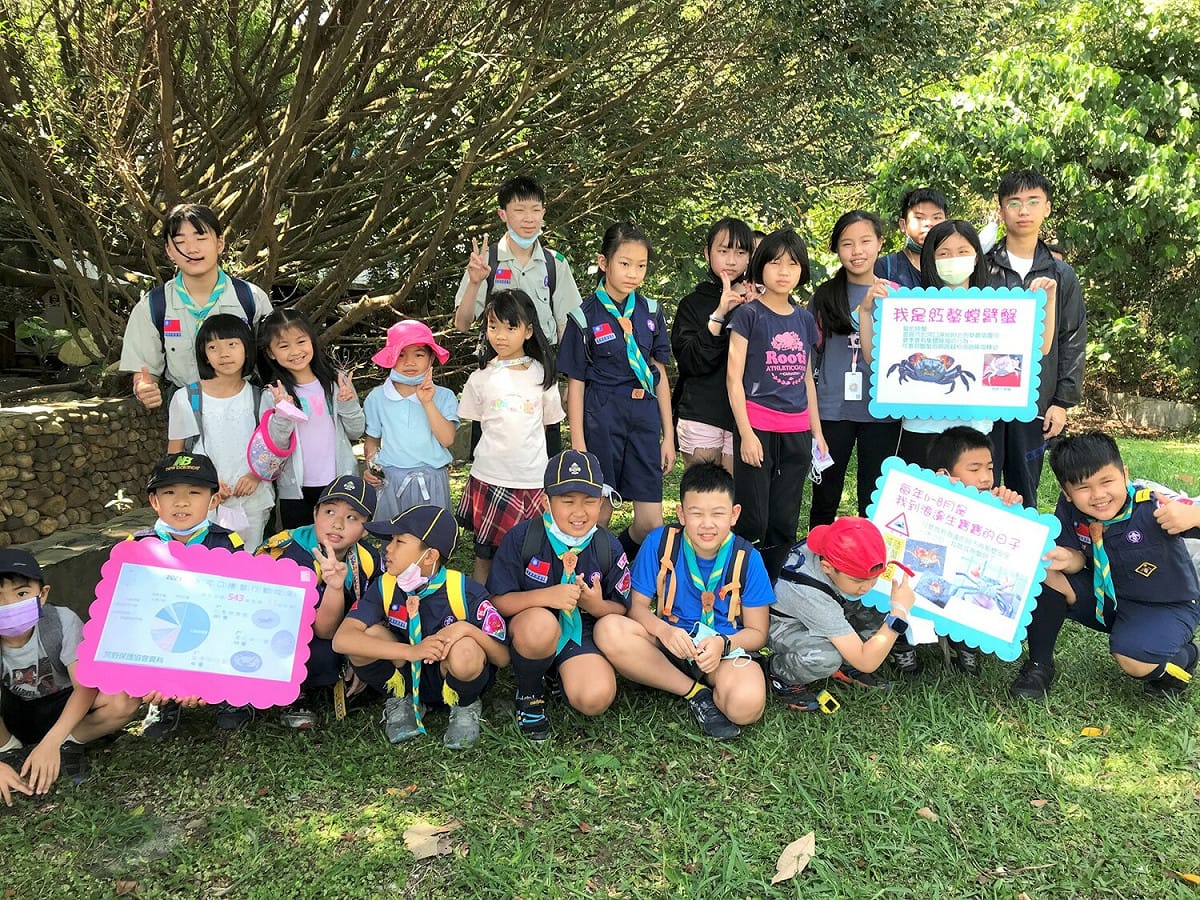 八里區米倉國小生態團隊在左岸宣導保護陸蟹行動。 圖：新北市環保局提供