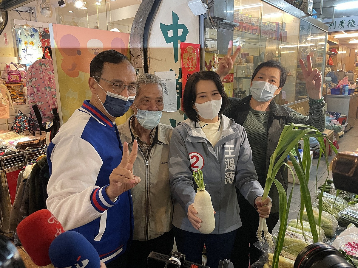 國民黨主席朱立倫陪同王鴻薇掃街。 圖：國民黨文傳會/提供
