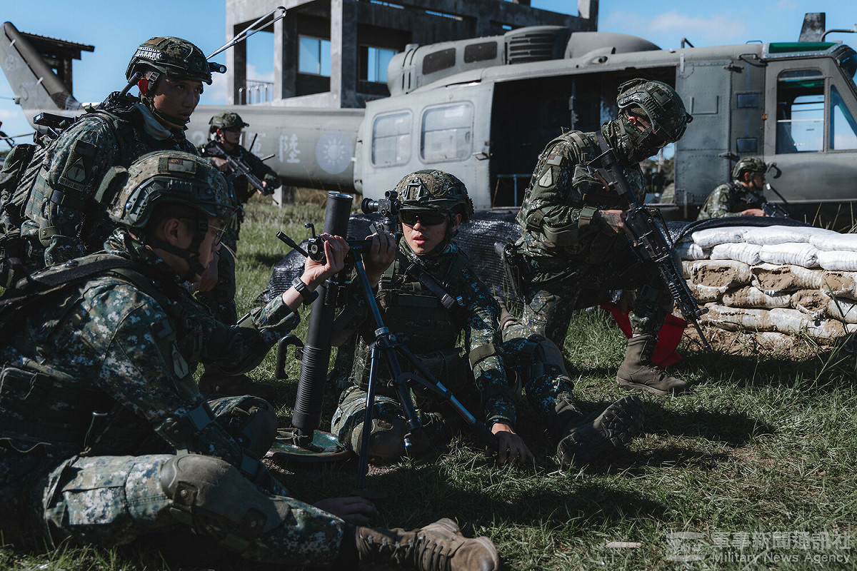 為防範中共灰色地帶作戰由演轉訓，國軍將自17日起展開為期五天的「立即備戰操演」。（圖為國防部國軍特指部2022年11月特戰任務訓練） 圖：取自國防部軍聞社