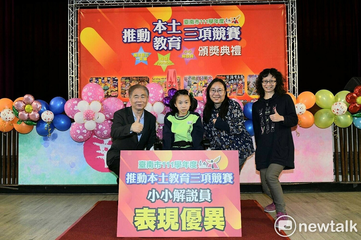 罹患脊髓性肌肉萎縮症、同時是「小小解說員」客語組第一名的賢北國小王沐晴出席領獎，由教育局副局長王崑源代表頒獎，場面溫馨感人。 圖：黃博郎／攝