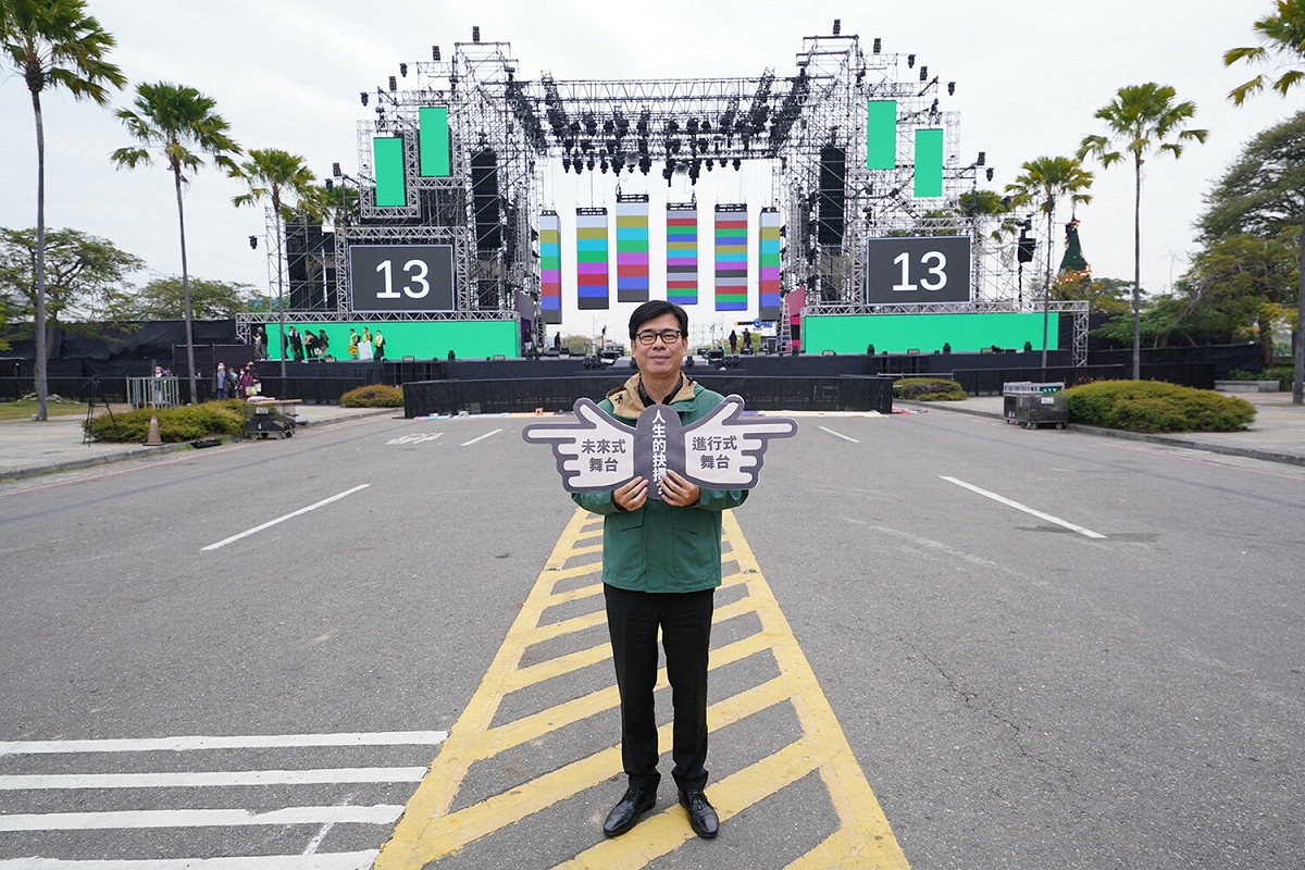 陳其邁強調這次高雄跨年特色雙面舞台。 圖：高雄市政府/提供